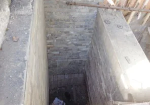 Kerpiç futerowkaly kabul ediji bunker, ýokardan görnüşi