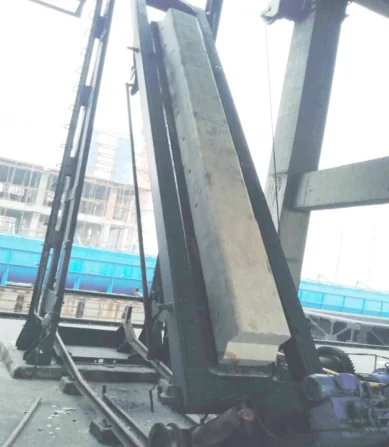 Gapy hyzmat maşynynda dikligine galdyrylan, bitewi öňünden guýlan futerowkaly koks peçiniň gapysy