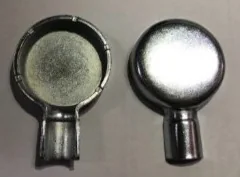 圆形样模的两片金属壳，一片显示内腔，另一片显示外表面